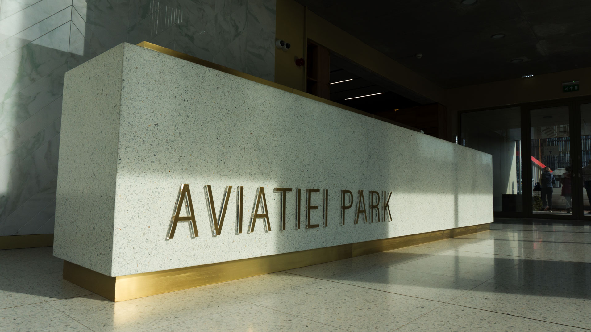 aviatiei park terrazzo desk